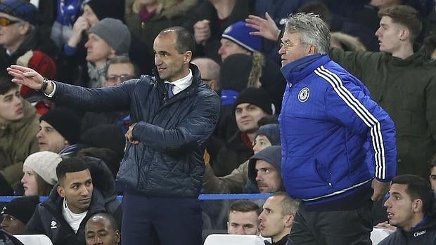 Roberto Martínez habla con Hiddink durante el encuentro