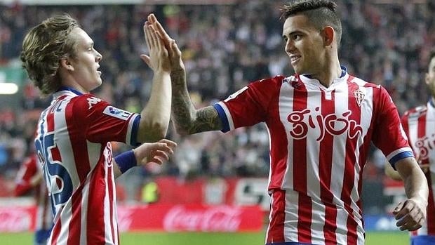 Halilovic y Sanabria celebran el quinto gol del Sporting