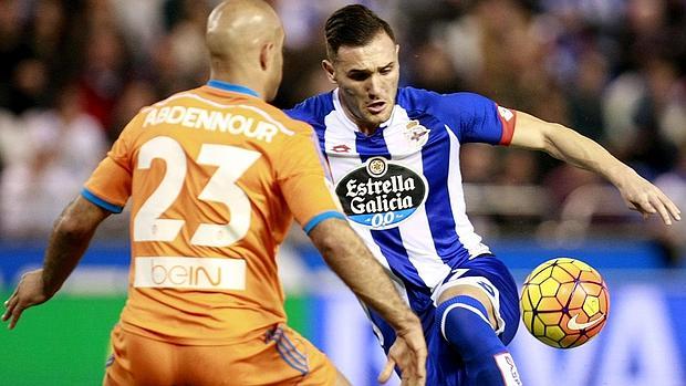 Lucas Pérez tuvo su particular pugna con Abdennour