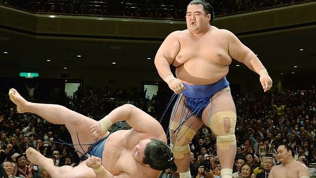 Kotoshogiku (derecha) durante la final del Torneo de Año Nuevo de Sumo