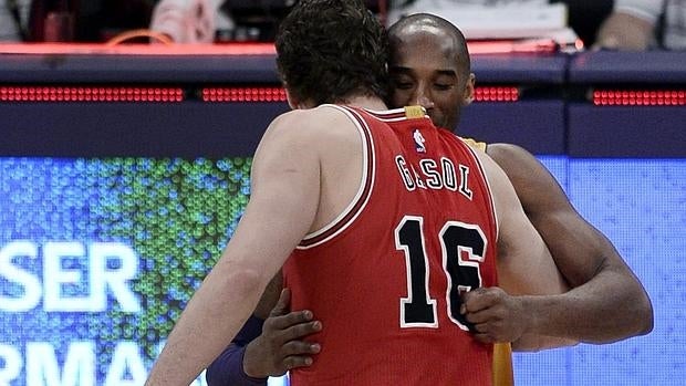 El abrazo de Pau y Kobe