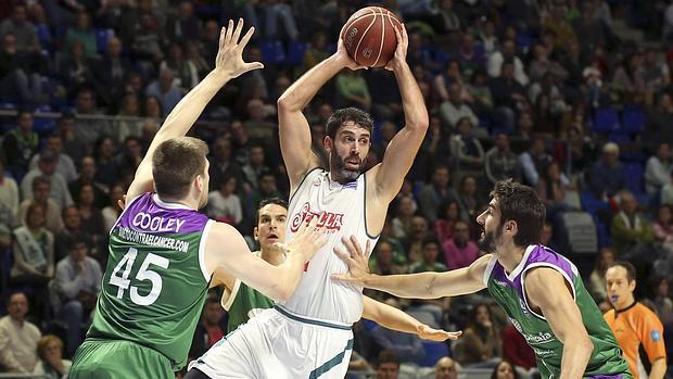 El escolta del Baloncesto Sevilla, Berni Rodriguez (c), intenta dar un pase ante la defensa del Unicaja