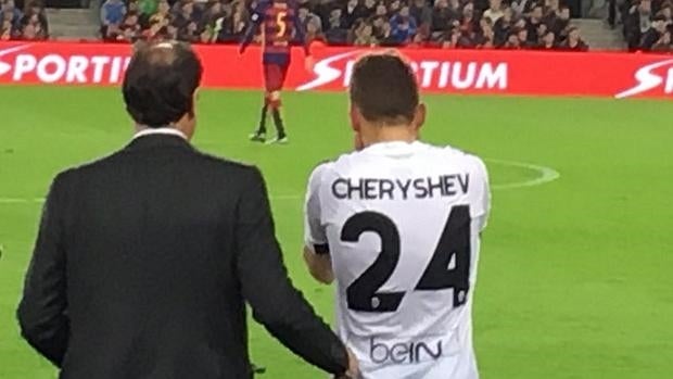 La afición del Barcelona ovaciona a Cheryshev