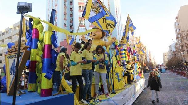 La carroza del Cádiz CF colorea de amarillo la Cabalgata de Carnaval