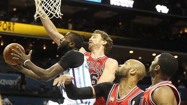 Michael Kidd-Gilchrist entra a la canasta defendida por Pau Gasol