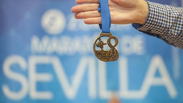 Una de las medallas que repartirá la Maratón de Sevilla