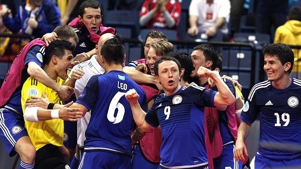 Los jugadoers de Kazajistán celebran su victoria sobre Italia