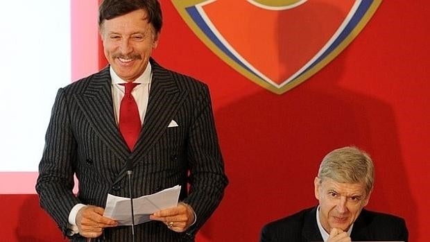 Stan Kroenke junto al entrenador del Arsenal, Arsene Wenger