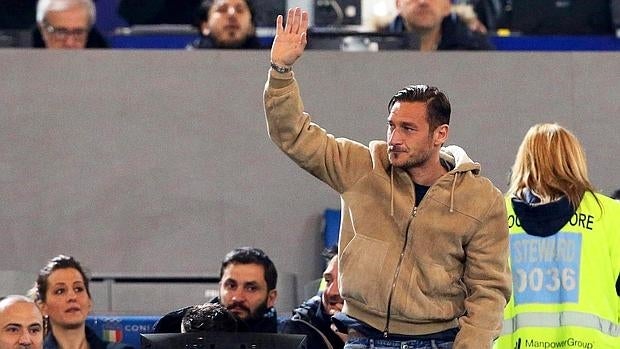 Totti agradece con la mano el apoyo de la afición romana