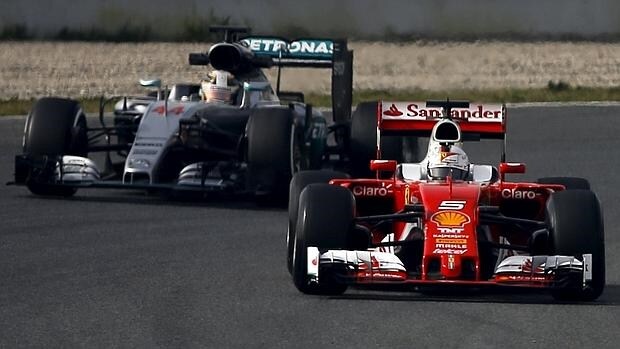 Vettel y Hamilton, durante la primera jornada de test en Montmeló