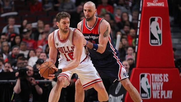 Pau Gasol encara la canasta ante Marcin Gortat