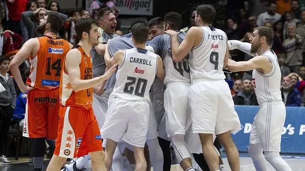 Sergio llull, felicitado por sus compañeros tras el triple ante el Valencia Basket