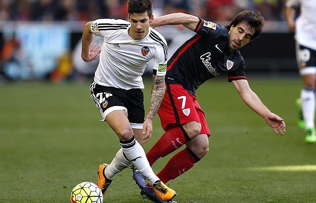 Santi Mina se lleva el balón ante Beñat