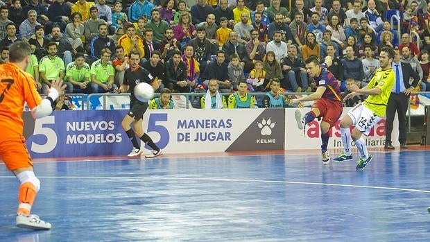 Momento del golazo del reaparecido Sergio Lozano (Barcelona)