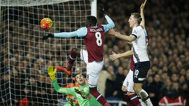 El Tottenham falla y deja líder al Leicester