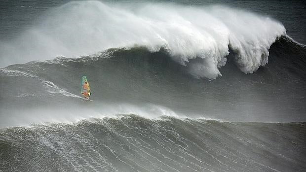 Polakow en la ola de Nazaré