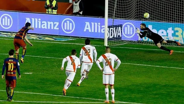 Juan Carlos, portero del Rayo, detiene el penalti lanzado por Suárez