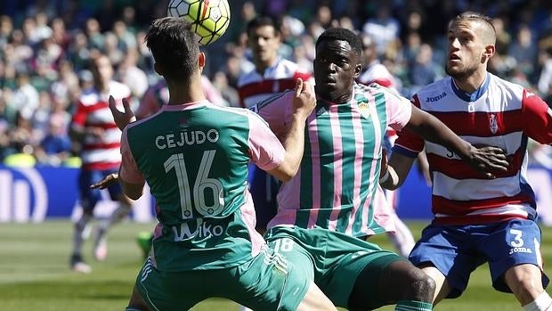 El Betis se adelantó jugando con 10 jugadores