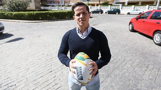 Gonzalo Campelo posa con un balón de rugby en una plaza cercana a su domicilio gaditano