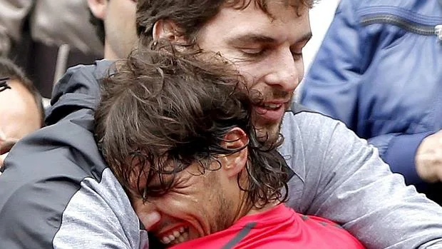 Pau Gasol abraza a Nadal tras ganar Roland Garros en 2012