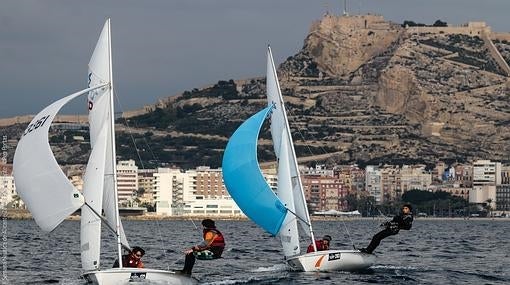 Con el castillo de Alicante como testigo