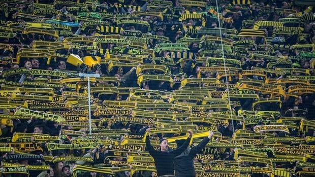 La grada del Borussia homenajea a un aficionado fallecido