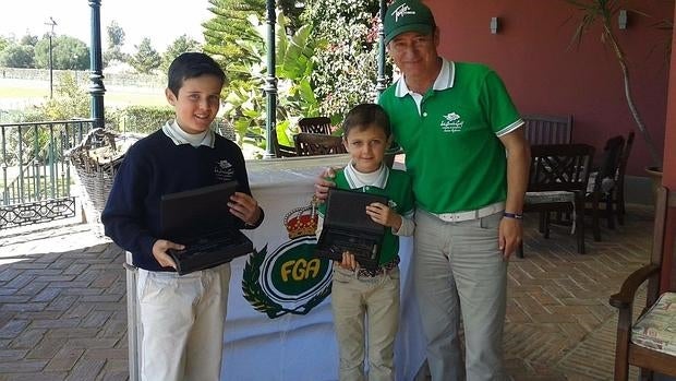 Yago, en el centro, con su hermano y su entrenador