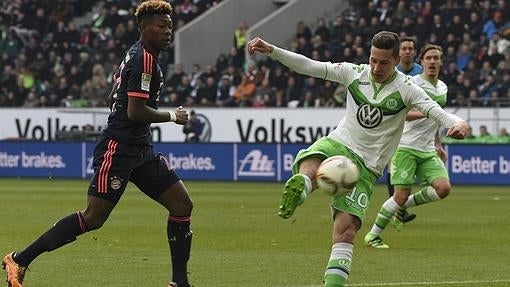 Draxler dispara ante Alaba en el duelo Wolfsburgo-Bayern de la Bundesliga