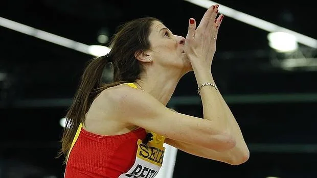 Ruth Beitia envía un beso a su entrenador tras la final de salto de altura