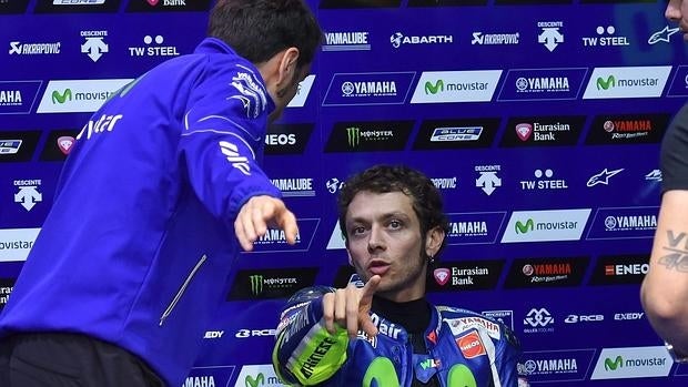 Rossi atiza a Lorenzo: «Hay que tener muchos coj... para irse a Ducati»