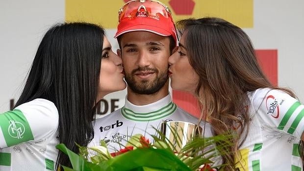 Nacer Bouhanni, en el podio de la Volta a Cataluña con el maillot de líder