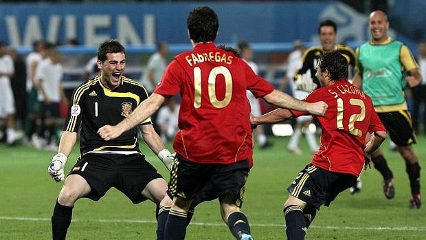 Casillas, Cesc y Cazorla, tras eliminar a Italia en la Euro 2008