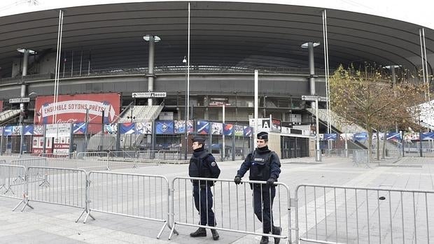 Policía en los aledaños del Estadio de Francia, en Saint Denis