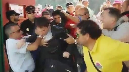 El árbitro a la salida del estadio Silvestre Carrillo