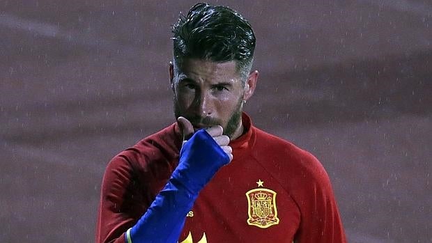 Sergio Ramos abandona la concentración de la selección por molestias lumbares