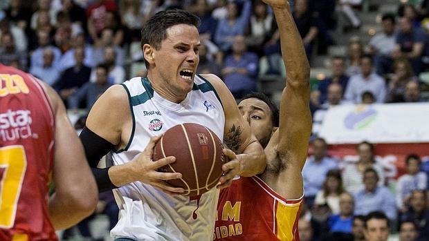 El ala pívot esloveno de Baloncesto Sevilla, Bostjan Nachbar (i) entra en la zona ante la oposición del alero dominicano de UCAM Murcia, Sadiel Rojas