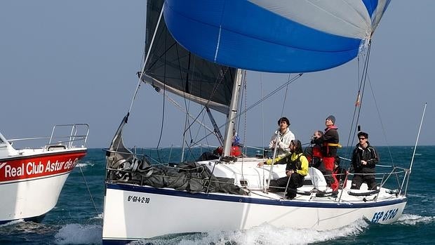 Un momento de la regata en la playa de San Lorenzo