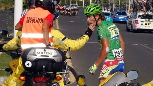 Ciclistas atropellados por las motos en las carreras