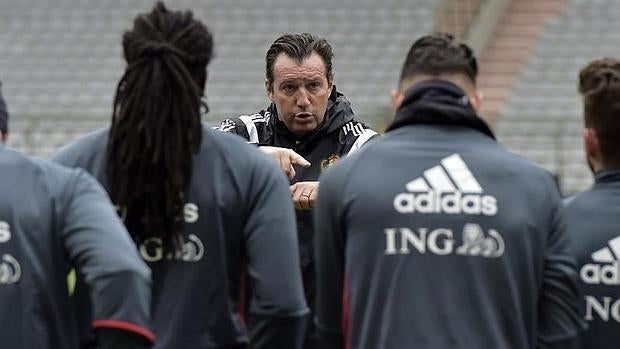 Wilmots, seleccionador de Bélgica, da instrucciones a sus jugadores en un entrenamiento previo al encuentro ante Portugal