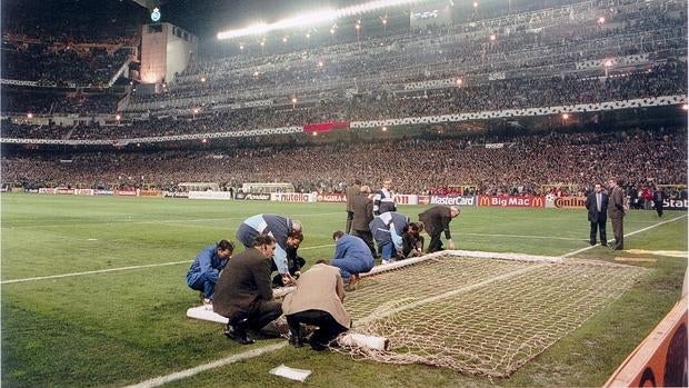 Operarios del Real Madrid sutituyendo la portería