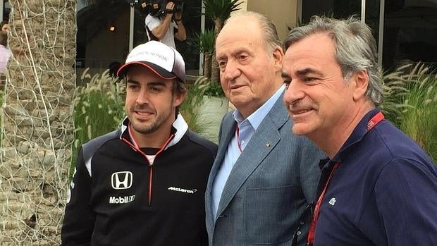 El Rey Juan Carlos arropa a Fernando Alonso en su dolor