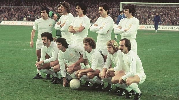 El Real Madrid venció en el Camp Nou 2-3 en la 77-78. Juanito, Miguel Ángel, Sol, Benito, San José y Camacho de pie. Agachados Del Bosque, Santillana, Wolff, Jensen y Stielike