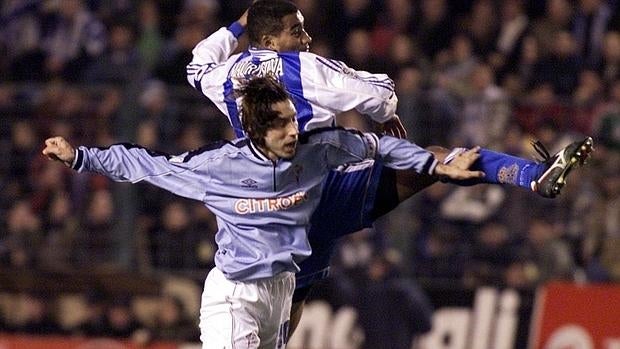 Mostovoi (histórico del Celta de Vigo) y Maura Silva (del Deportivo de La Coruña) se disputan un balón en el 2000