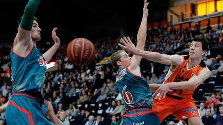 El jugador del Valencia Basket, Lucic ante Ondrej Balvin y Hakanson