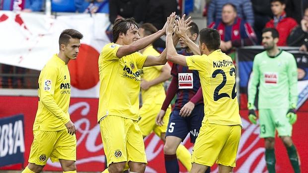 El Villarreal celebra uno de sus goles en Eibar