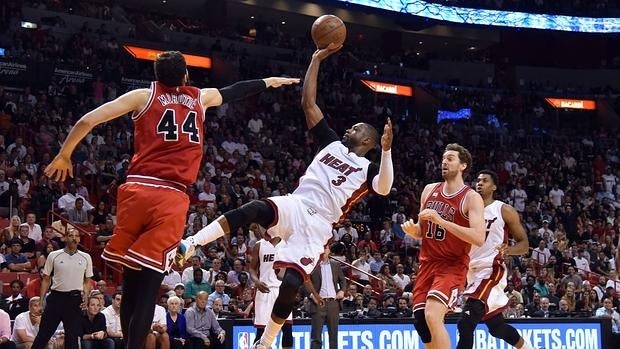 Dwyane Wade lanza a canasta ante Mirotic y Gasol