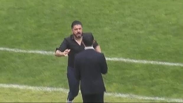 Gattuso abofetea a su ayudante durante un partido