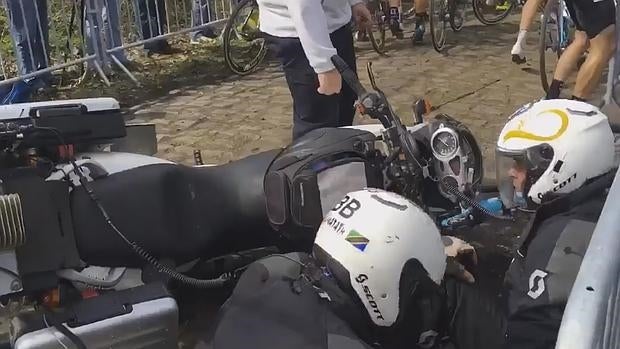 Los motoristas que se vieron afectados por la caída en la París-Roubaix