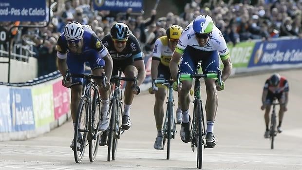 Hayman, a la derecha, ganó la París-Roubaix en un emocionante sprint