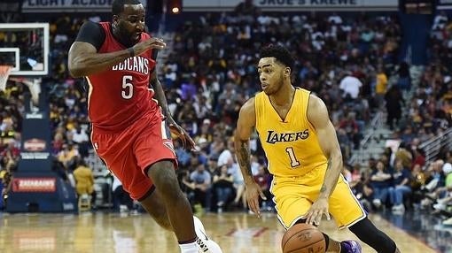 D'Angelo Russell, a la derecha, el rostro más joven de los Lakers